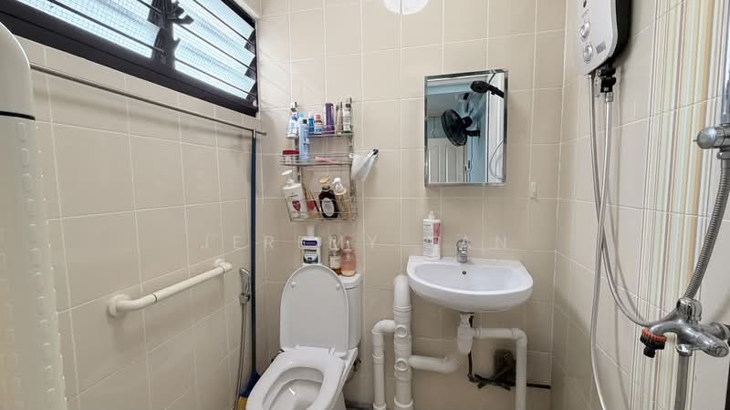 708 Hougang Avenue 2 HDB Flat For Sale at S$ 480,000 | PropertyGuru Singapore - Bathroom