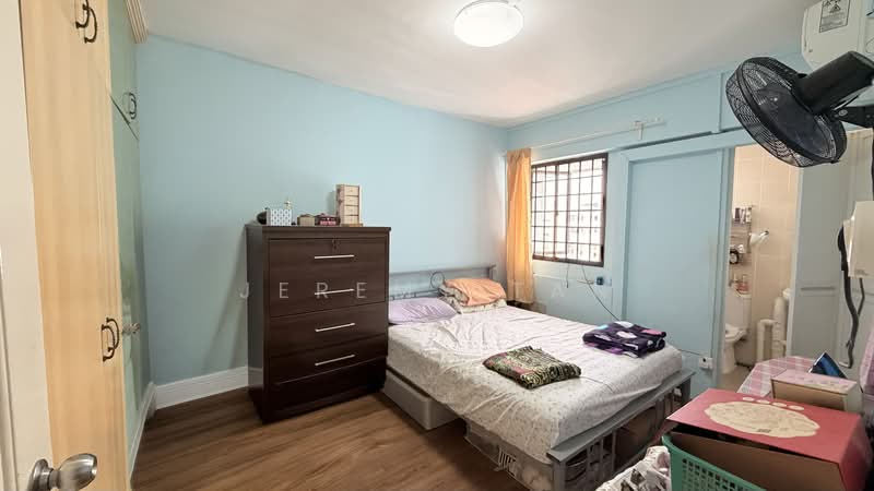 708 Hougang Avenue 2 HDB Flat For Sale at S$ 480,000 | PropertyGuru Singapore - Bedroom