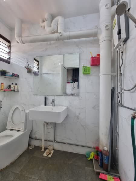 735 Jurong West Street 75 HDB Flat For Sale at S$ 650,000 | PropertyGuru Singapore - Bathroom