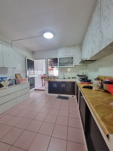 735 Jurong West Street 75 HDB Flat For Sale at S$ 650,000 | PropertyGuru Singapore - Kitchen