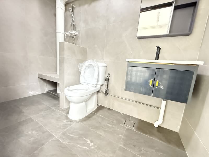 611 Woodlands Ring Road HDB Flat For Sale at S$ 588,888 | PropertyGuru Singapore - Bathroom