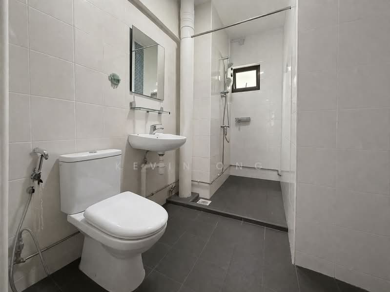 142 Serangoon North Avenue 1 HDB Flat For Sale at S$ 1,000,000 | PropertyGuru Singapore - Bathroom