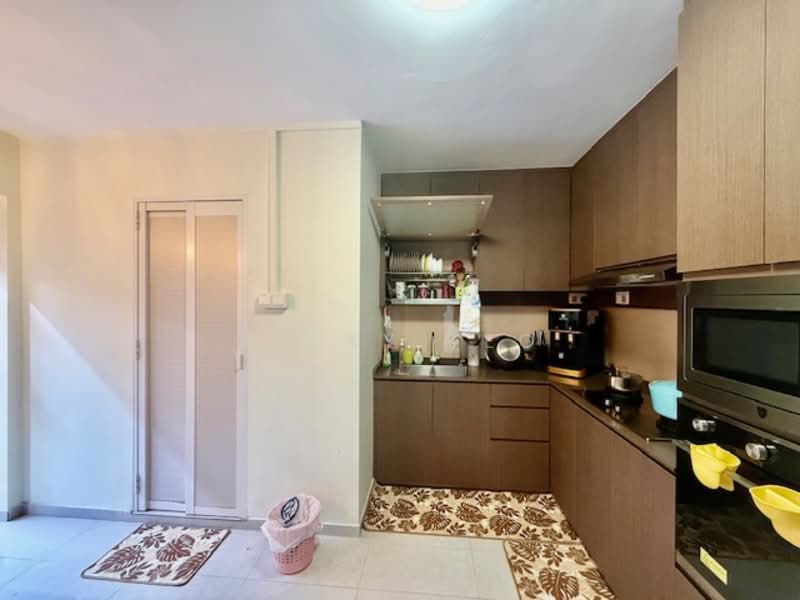 326 Yishun Ring Road HDB Flat For Sale at S$ 910,000 | PropertyGuru Singapore - Kitchen