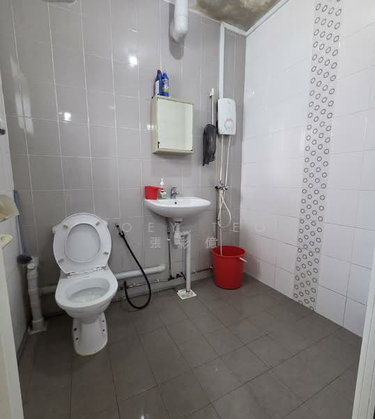 490 Jurong West Avenue 1 HDB Flat For Sale at S$ 550,000 | PropertyGuru Singapore - Bathroom
