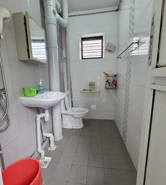 490 Jurong West Avenue 1 HDB Flat For Sale at S$ 550,000 | PropertyGuru Singapore - Bathroom
