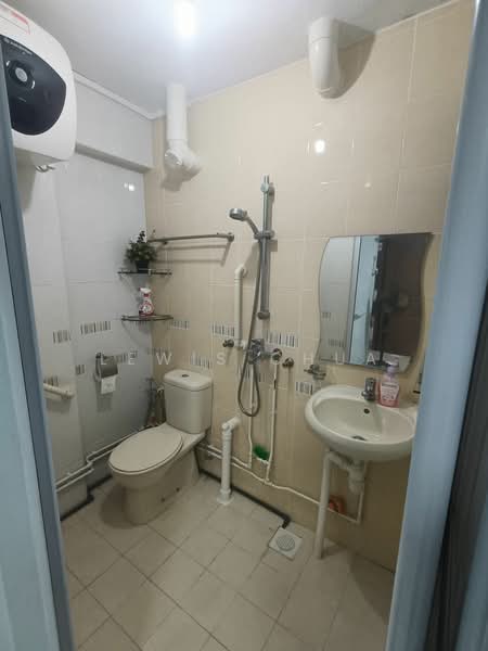 215 Yishun Street 21, 215 Yishun Street 21, Room Rental, 160 sqft, HDB Flat For Rent, by Lewis Chua, 500100124 - Bathroom - PropertyGuru.com.sg