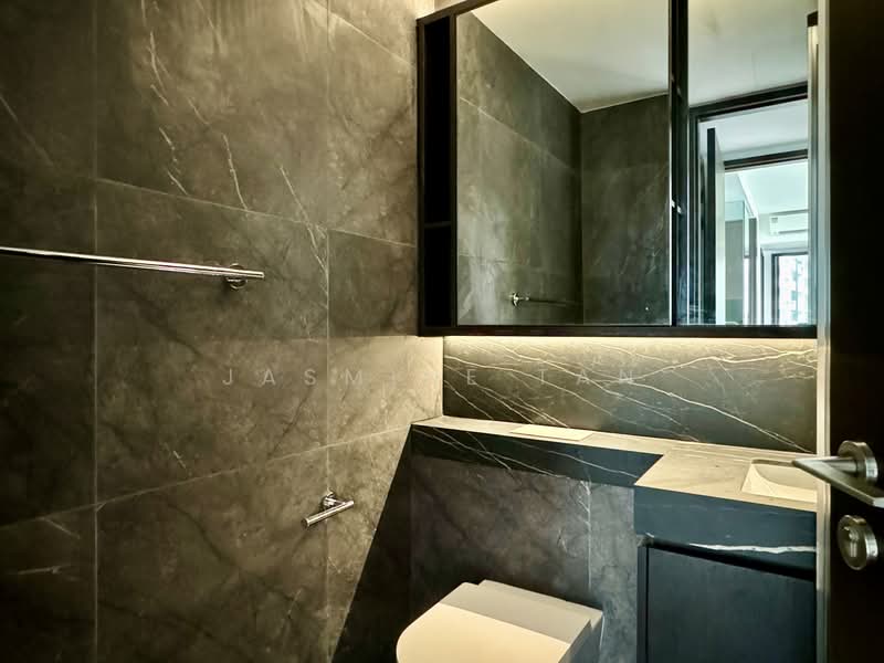 Hyll on Holland Condominium For Sale at S$ 3,150,000 | PropertyGuru Singapore - Master Bathroom