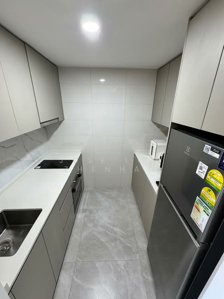 Clavon Condominium For Sale at S$ 1,788,888 | PropertyGuru Singapore - Kitchen