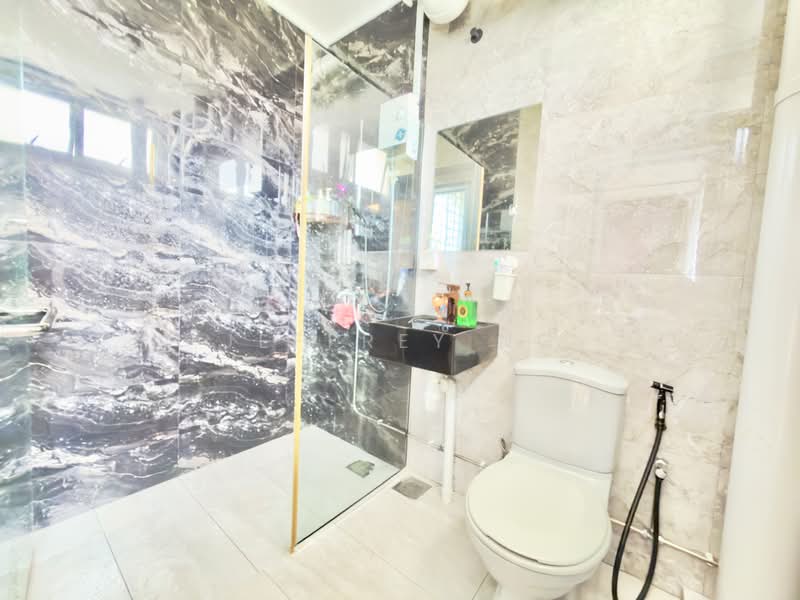 157 Yung Loh Road HDB Flat For Sale at S$ 608,888 | PropertyGuru Singapore - Bathroom