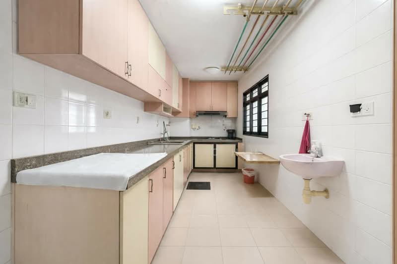 508B Wellington Circle HDB Flat For Sale at S$ 535,000 | PropertyGuru Singapore - Kitchen