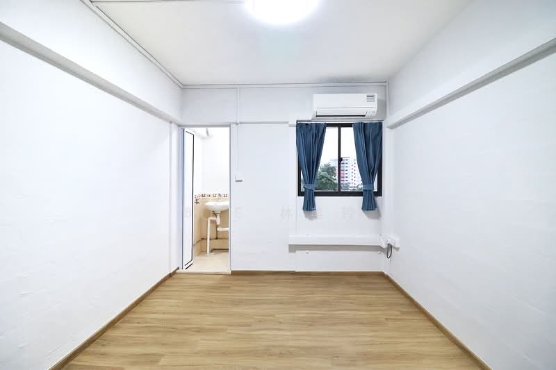 213 Ang Mo Kio Avenue 3, 213 Ang Mo Kio Avenue 3, 3 Bedrooms, 883 sqft, HDB Flat For Rent, by Bee 林美玲, 500100159 - Master’s room - PropertyGuru.com.sg