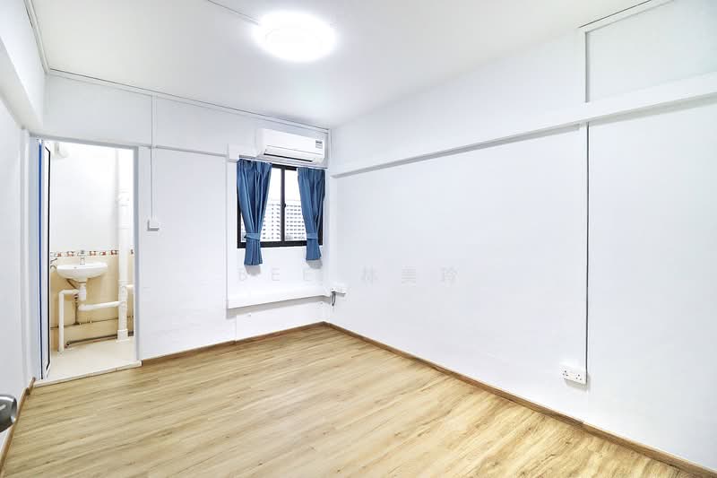 213 Ang Mo Kio Avenue 3, 213 Ang Mo Kio Avenue 3, 3 Bedrooms, 883 sqft, HDB Flat For Rent, by Bee 林美玲, 500100159 - Master’s room - PropertyGuru.com.sg