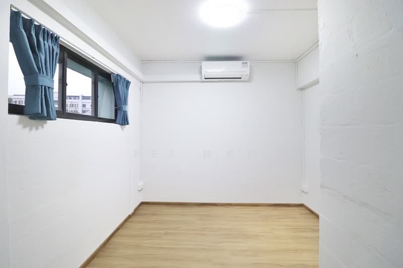 213 Ang Mo Kio Avenue 3, 213 Ang Mo Kio Avenue 3, 3 Bedrooms, 883 sqft, HDB Flat For Rent, by Bee 林美玲, 500100159 - Smaller common room - PropertyGuru.com.sg