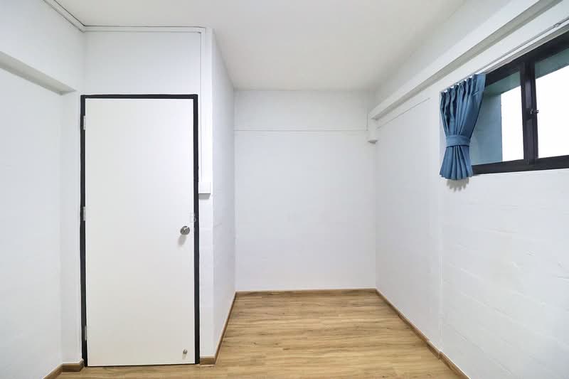 213 Ang Mo Kio Avenue 3, 213 Ang Mo Kio Avenue 3, 3 Bedrooms, 883 sqft, HDB Flat For Rent, by Bee 林美玲, 500100159 - Smaller common room - PropertyGuru.com.sg