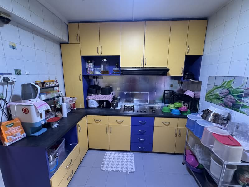 655 Woodlands Ring Road HDB Flat For Sale at S$ 548,000 | PropertyGuru Singapore - Kitchen