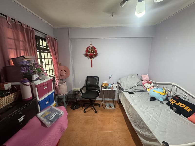 655 Woodlands Ring Road HDB Flat For Sale at S$ 548,000 | PropertyGuru Singapore - Common Bedroom 1