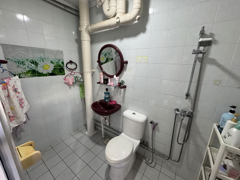 655 Woodlands Ring Road HDB Flat For Sale at S$ 548,000 | PropertyGuru Singapore - Common Bathroom