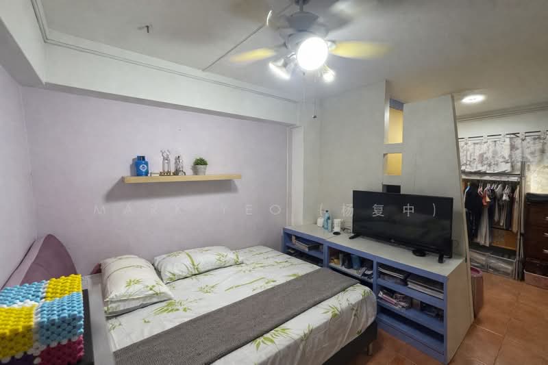 655 Woodlands Ring Road HDB Flat For Sale at S$ 548,000 | PropertyGuru Singapore - Master Bedroom