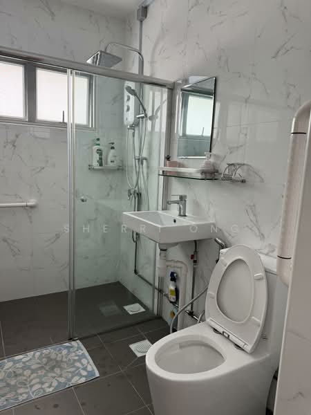 116 Lengkong Tiga HDB Flat For Sale at S$ 1,200,000 | PropertyGuru Singapore - Bathroom