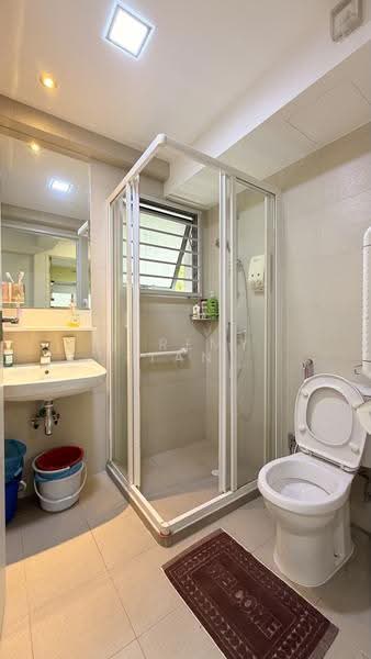 138A Yuan Ching Road, 138A Yuan Ching Road, Boon Lay / Jurong / Tuas, 3 Bedrooms, 958 sqft, HDB Flat For Sale, by Jeremy Tan, 500100180 - Bathroom - PropertyGuru.com.sg
