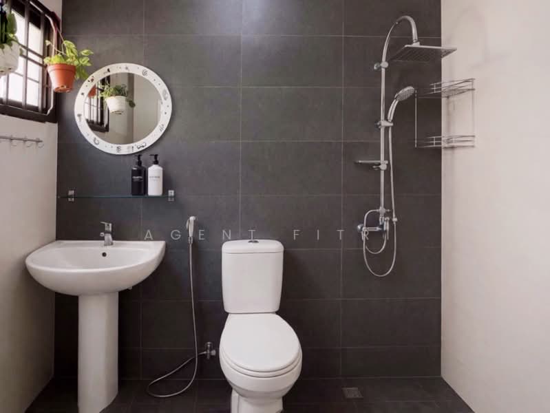 484D Choa Chu Kang Avenue 5 HDB Flat For Sale at S$ 560,000 | PropertyGuru Singapore - Bathroom