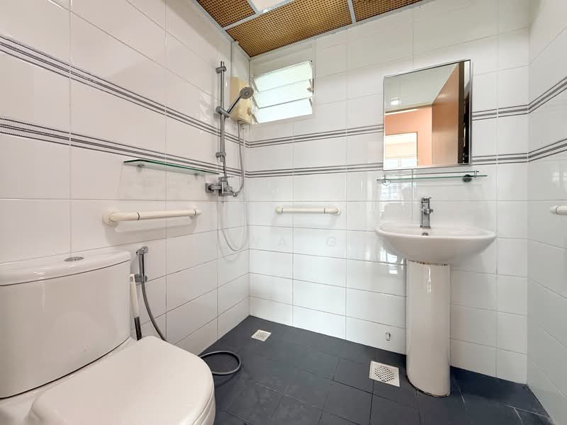 8A Upper Boon Keng Road HDB Flat For Sale at S$ 838,000 | PropertyGuru Singapore - Common Bathroom