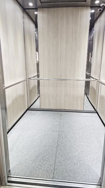 ⭐️ Good image Commercial Bldg with Huge Spaces, High Spec, Amenities. City fringe nr MRT Food Mall, Alexandra | Telok Blangah | Pasir Panjang, 10,279 sqft, Other Retail For Rent, by Clara Heng, 500100218 - Modern Drop off, Lift Lobbies & Lifts - CommercialGuru.com.sg
