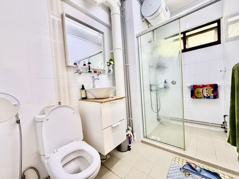 142 Serangoon North Avenue 1 HDB Flat For Sale at S$ 1,170,000 | PropertyGuru Singapore - Common Bathroom