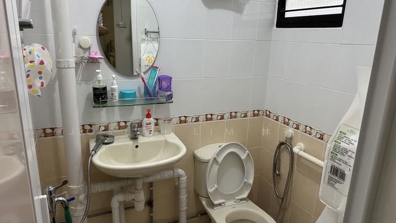 505 Ang Mo Kio Avenue 8 HDB Flat For Sale at S$ 498,000 | PropertyGuru Singapore - Bathroom