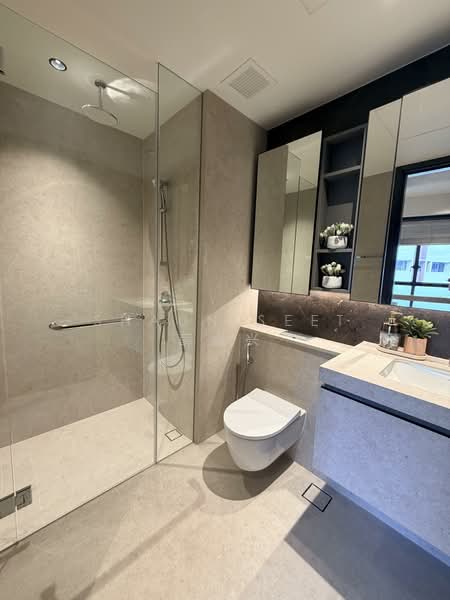 The Ranz Apartment For Sale at S$ 1,600,000 | PropertyGuru Singapore - Bathroom