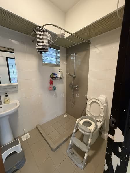 224A Sumang Lane HDB Flat For Sale at S$ 670,000 | PropertyGuru Singapore - Common Toilet