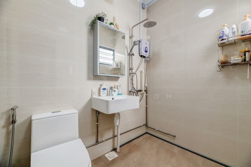 877 Tampines Street 84 HDB Flat For Sale at S$ 508,000 | PropertyGuru Singapore - Bathroom