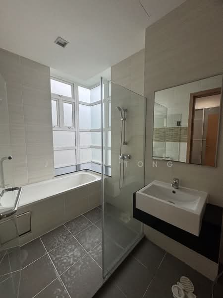 Sunshine Grandeur Apartment For Sale at S$ 1,670,000 | PropertyGuru Singapore - Master Bathroom