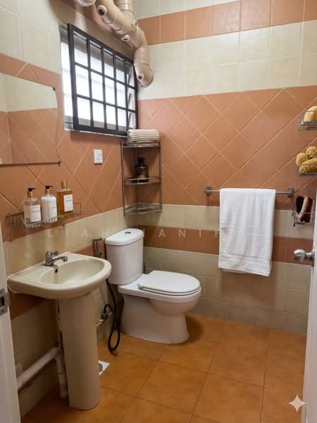 355 Tampines Street 33 HDB Flat For Sale at S$ 800,000 | PropertyGuru Singapore - Bathroom