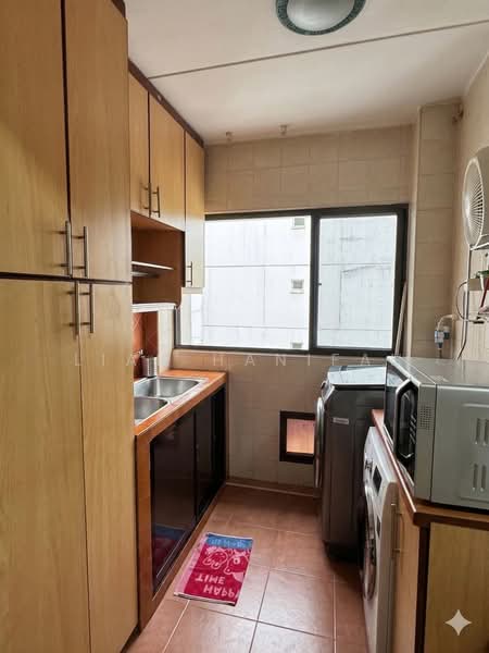 355 Tampines Street 33 HDB Flat For Sale at S$ 800,000 | PropertyGuru Singapore - Kitchen