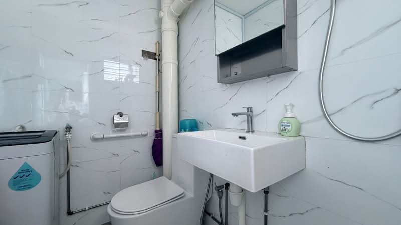 126 Pasir Ris Street 11 HDB Flat For Sale at S$ 699,999 | PropertyGuru Singapore - Bathroom