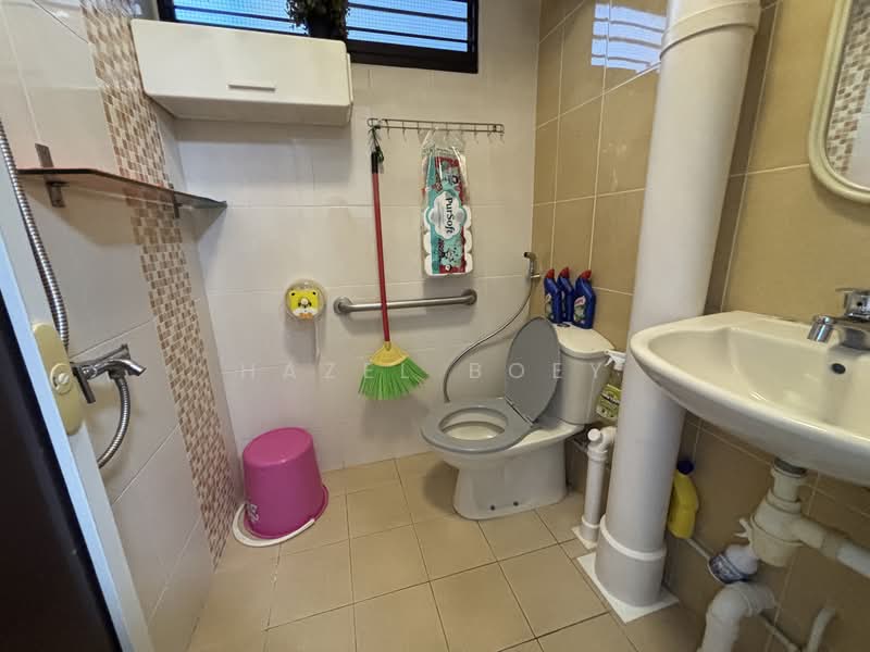 69 Bedok South Avenue 3, 69 Bedok South Avenue 3, 2 Bedrooms, 721 sqft, HDB Flat For Rent, by Hazel Boey, 500100272 - Bathroom - PropertyGuru.com.sg