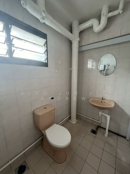 678 Woodlands Avenue 6, 678 Woodlands Avenue 6, 3 Bedrooms, 1,076 sqft, HDB Flat For Rent, by Siyo Jun Jie Andrew, 500100302 - Master Bathroom - PropertyGuru.com.sg