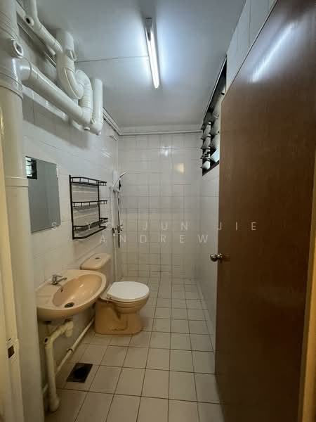678 Woodlands Avenue 6, 678 Woodlands Avenue 6, 3 Bedrooms, 1,076 sqft, HDB Flat For Rent, by Siyo Jun Jie Andrew, 500100302 - Common Bathroom - PropertyGuru.com.sg