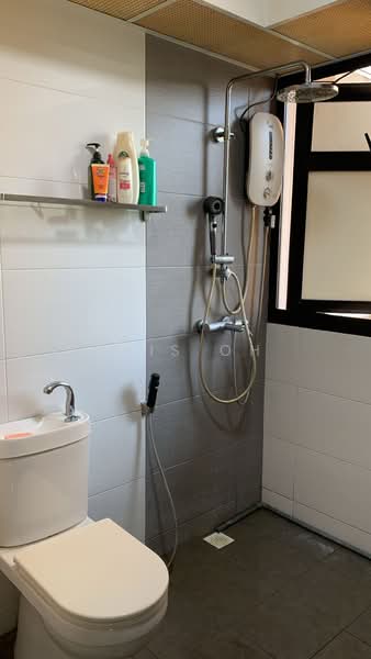 458C Sengkang West Road HDB Flat For Sale at S$ 426,000 | PropertyGuru Singapore - Bathroom