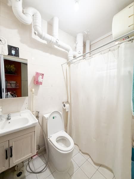 667D Jurong West Street 65 HDB Flat For Sale at S$ 639,000 | PropertyGuru Singapore - Bathroom