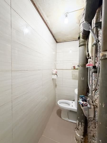 82 Commonwealth Close HDB Flat For Sale at S$ 339,000 | PropertyGuru Singapore - Bathroom