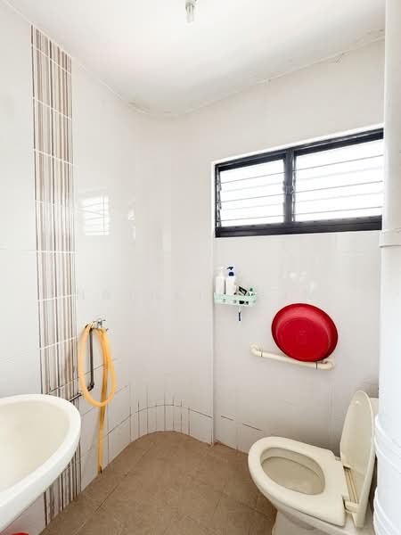 252 Jurong East Street 24 HDB Flat For Sale at S$ 388,000 | PropertyGuru Singapore - Bathroom