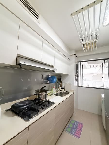 348D Yishun Avenue 11 HDB Flat For Sale at S$ 745,000 | PropertyGuru Singapore - Kitchen