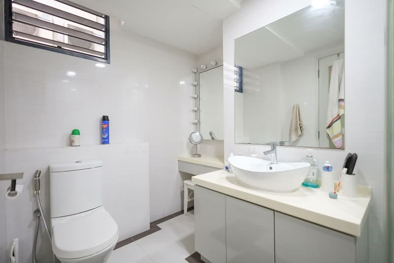 East Meadows Condominium For Sale at S$ 2,050,000 | PropertyGuru Singapore - Bathroom