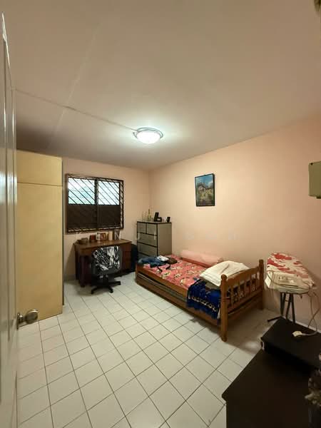 422 Bukit Batok West Avenue 2 HDB Flat For Sale at S$ 450,000 | PropertyGuru Singapore - Bedroom