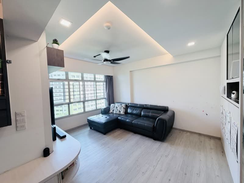 468A Yishun Street 43 HDB Flat For Sale at S$ 618,000 | PropertyGuru Singapore - Living Room