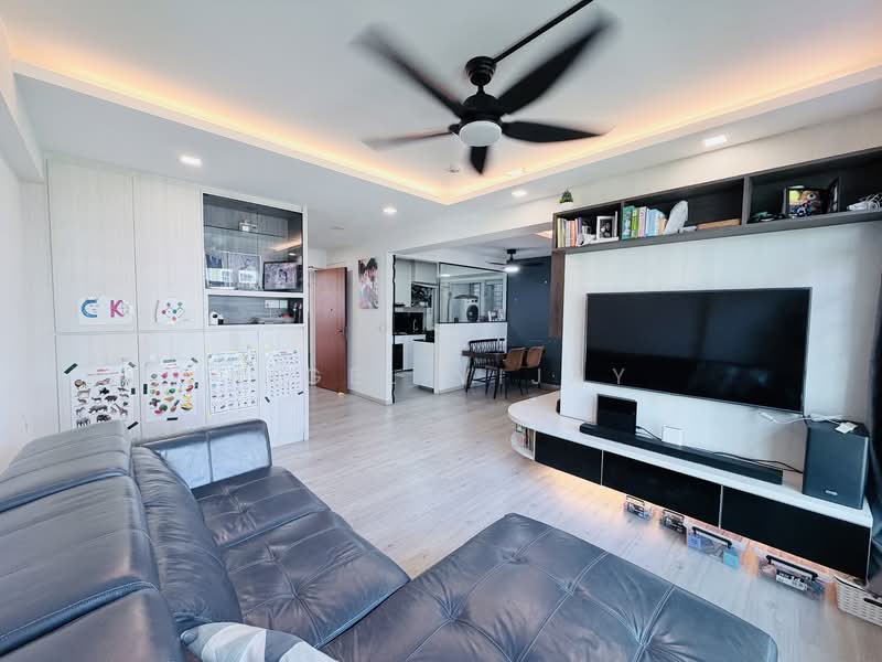 468A Yishun Street 43 HDB Flat For Sale at S$ 618,000 | PropertyGuru Singapore - Living Room