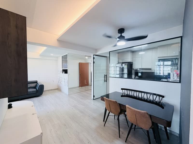 468A Yishun Street 43 HDB Flat For Sale at S$ 618,000 | PropertyGuru Singapore - Living Room