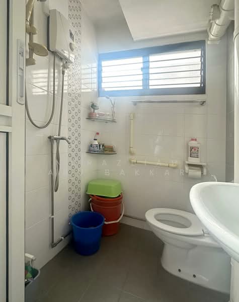 484 Jurong West Avenue 1 HDB Flat For Sale at S$ 420,000 | PropertyGuru Singapore - Bathroom